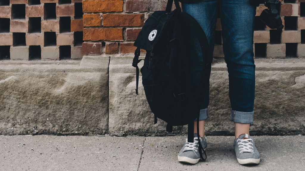 Mexican children prepare their backpacks to return to school, despite the reluctance of many families. (Scott Webb/Unsplash)