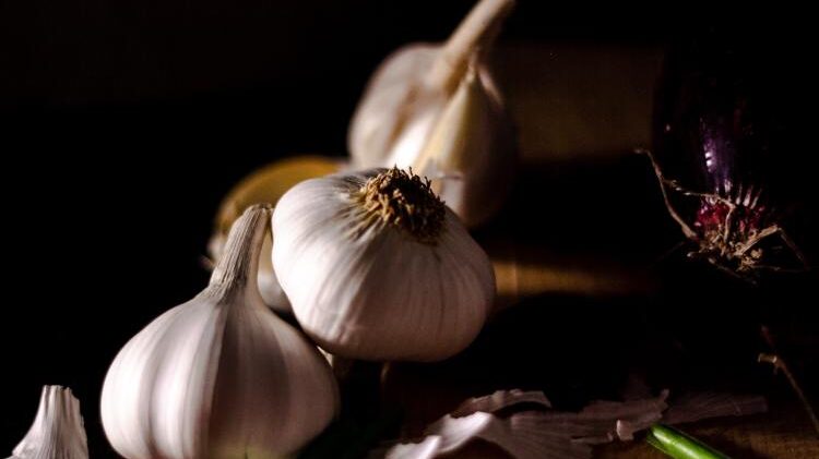 Garlic has many health properties and is an essential ingredient of a variety of dishes. (Michael Pierce/Unsplash)