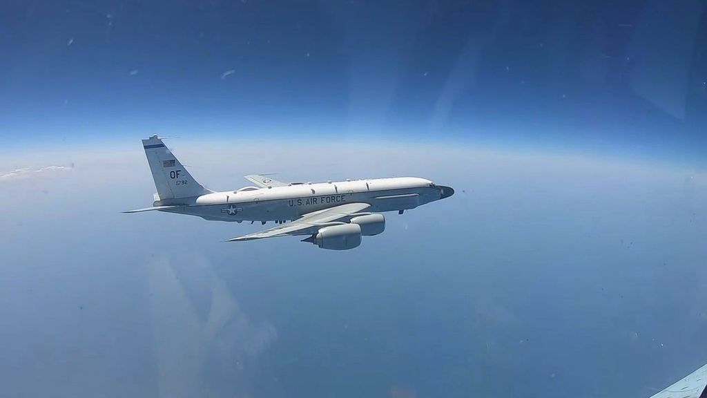 The strategic RC-135 Intelligence aircraft of the U.S. Air Force was escorted by Russian aircraft over the neutral waters of the Black Sea on July 14. (@mod.mil.rus/Zenger)