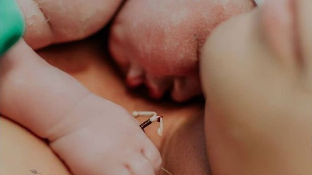 Baby Bernardo, born in Rio de Janeiro, Brazil, pictured with the intrauterine device placed in his hand. (@mi_oliveira_photography/Zenger)