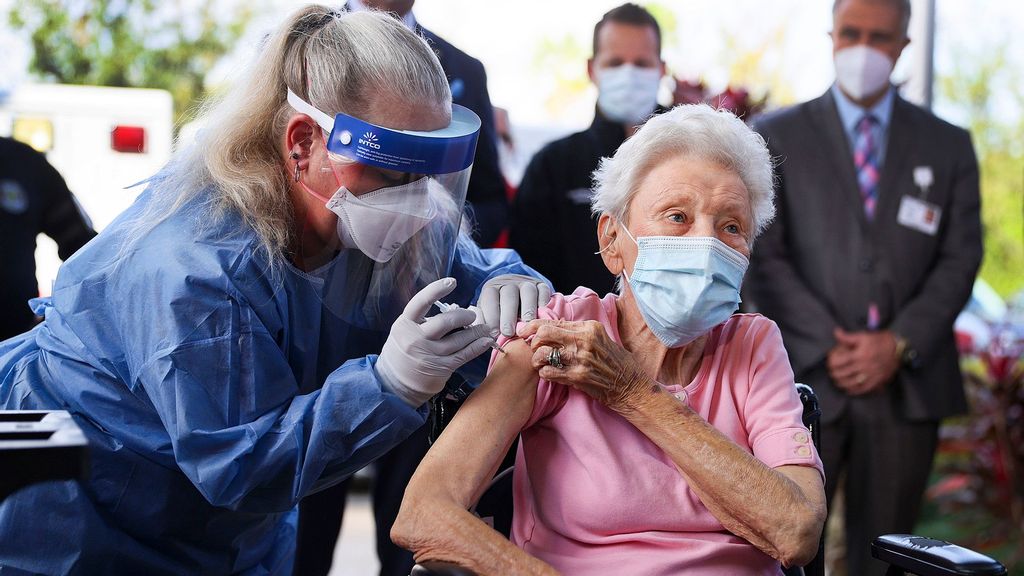 Vera Leip, 88, receives a Pfizer-BioNtech COVID-19 vaccine from Christine Philips, RN Florida Department of Health in Broward County, at the John Knox Village Continuing Care Retirement Community on December 16, 2020 in Pompano Beach, Florida. (Joe Raedle/Getty Images)