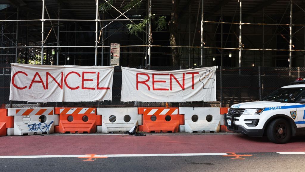 strongUn vehículo de la policía de Nueva York se estaciona frente al letrero que dice “eliminen la renta” que fue colgado por participantes del mitin “Resist Evictions” para protestar contra los desalojos, el 10 de agosto de 2020, en la ciudad de Nueva York. (Michael M. Santiago/Getty Images) /strong