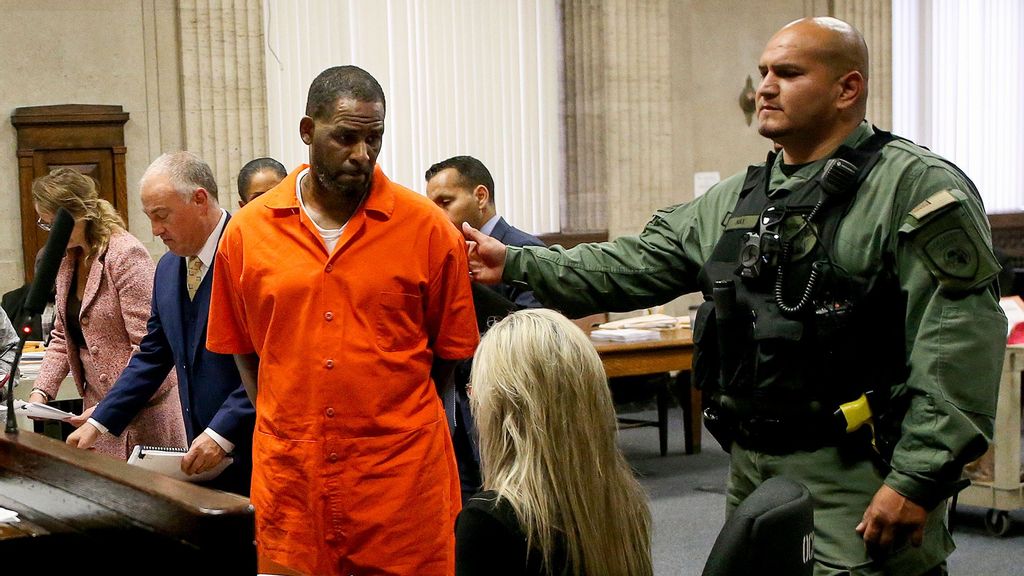 Singer R. Kelly turns to leave after appearing at a hearing at the Leighton Criminal Courthouse in September 2019, in Chicago, Illinois.  (Antonio Perez - Pool via Getty Images)